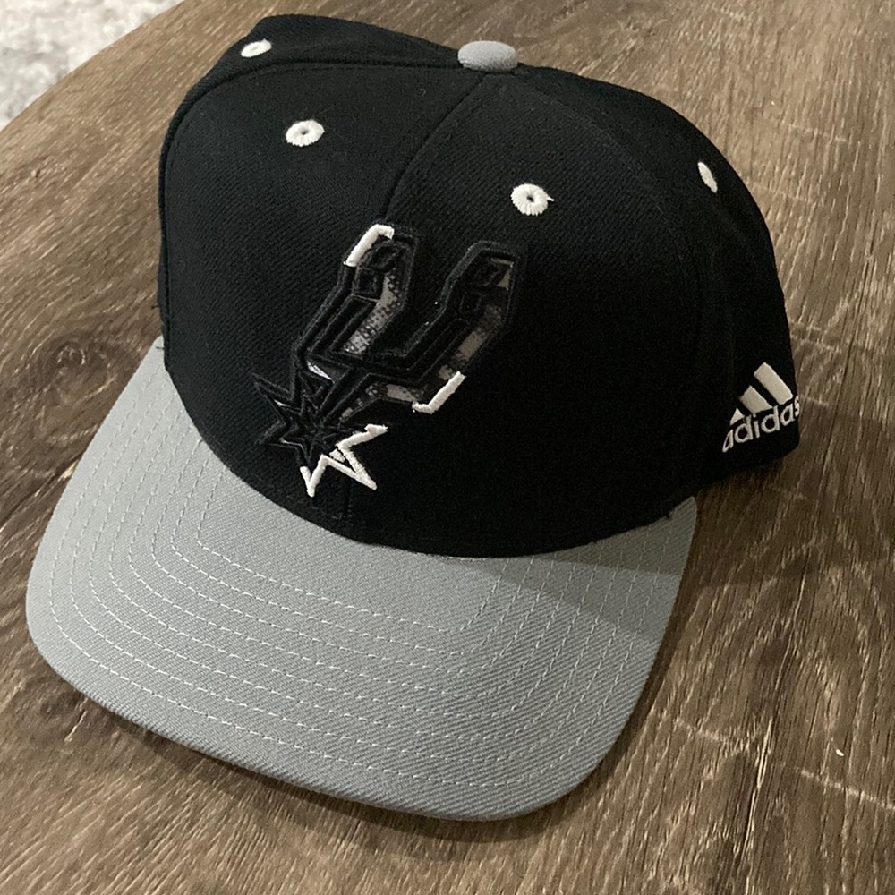 ADIDAS SAN ANTONIO SPURS ADJUSTABLE FLAT BRIM BASKETBALL TEAM HAT!